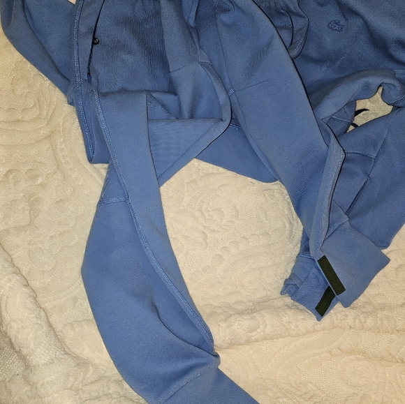 Lacoste joking suits - Picture 4 of 5